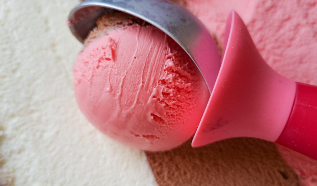 Collana in acciaio cono gelato limone, fragola, vaniglia - Gioielli... | su