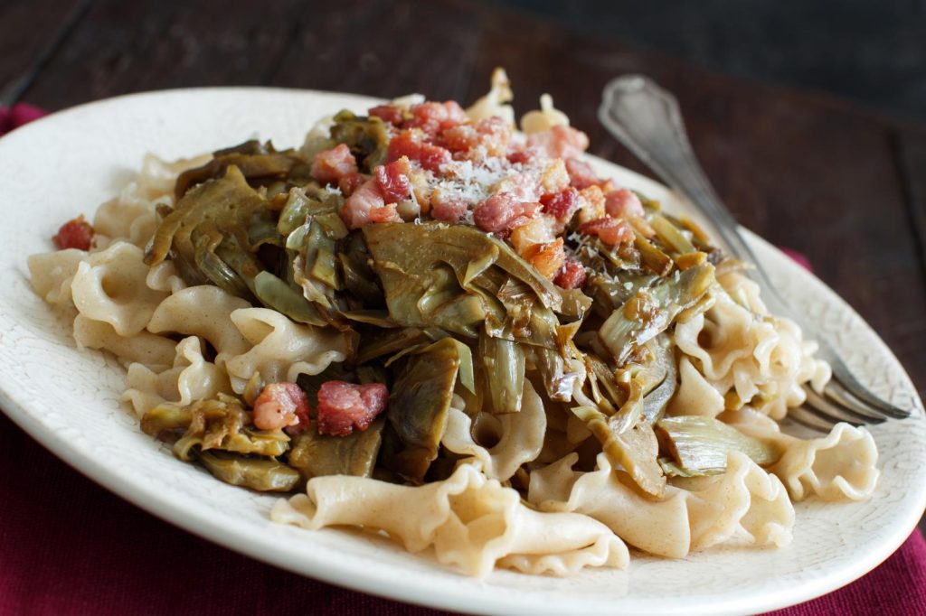 Pasta con carciofi e pancetta