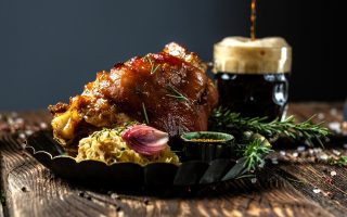Stinco di maiale alla birra