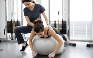 Esercizi spalle con manubri