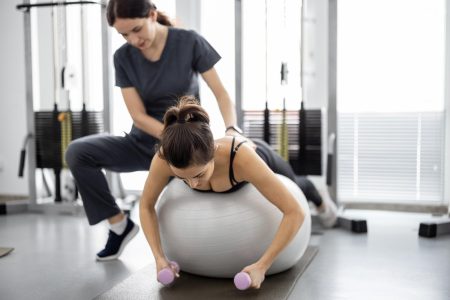 Esercizi spalle con manubri